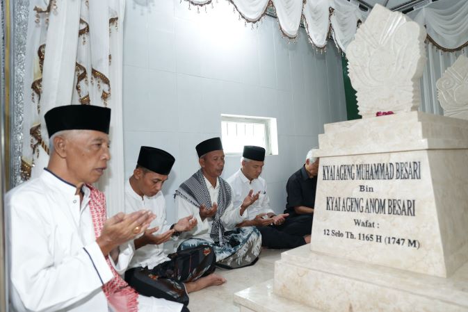 KETURUNAN KIAI AGENG MUHAMMAD BESARI PONOROGO DOA BERSAMA SAMBUT GANJAR