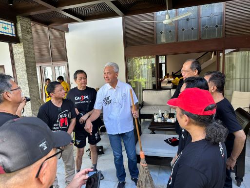 SIAP DUKUNG DAN MEMENANGKAN GANJAR, ALUMNI PANGUDI LUHUR BERI SAPU LIDI