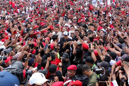 MOMEN GANJAR MEMBELAH LAUTAN MANUSIA DI STADION GELORA DELTA SIDOARJO