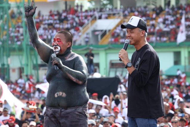 ADA PENDUKUNG GANJAR RELA CAT TUBUHNYA JADI BANTENG DI SIDOARJO