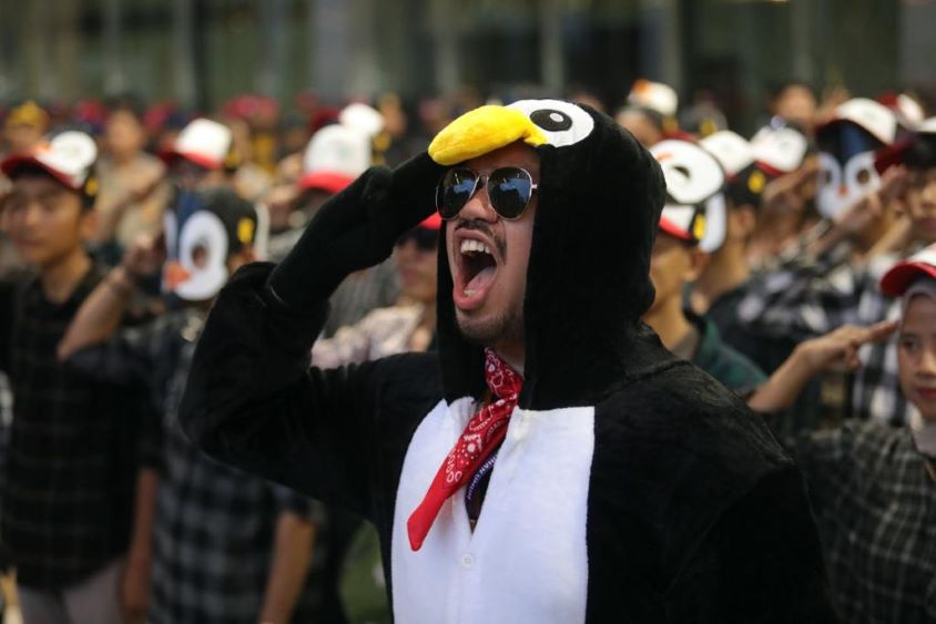 PENDUKUNG EL PROFESOR DI DEBAT CAWAPRES, NYANYI DAN JOGET BERKOSTUM PINGUIN