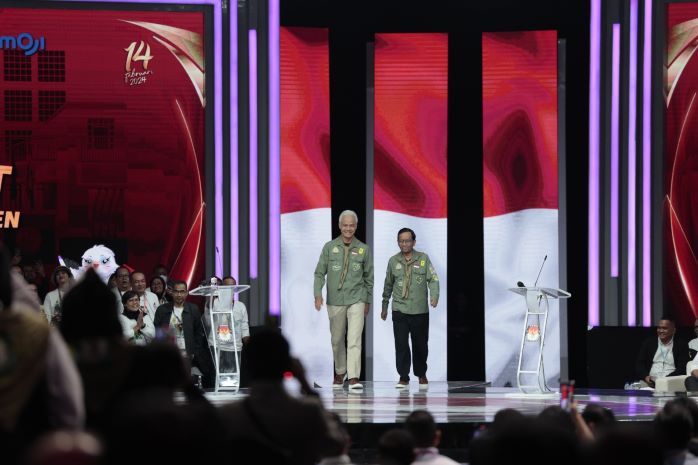 BUSANA GANJAR - MAHFUD DI DEBAT CAWAPRES 100 PERSEN RAMAH LINGKUNGAN
