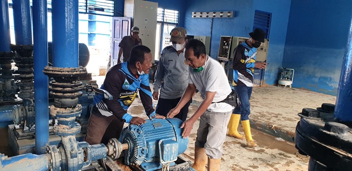 LAYANAN AIR BERSIH HULU SUNGAI TENGAH LUMPUH AKIBAT BANJIR, PDAM KOTABARU KIRIM BANTUAN TEKNISI