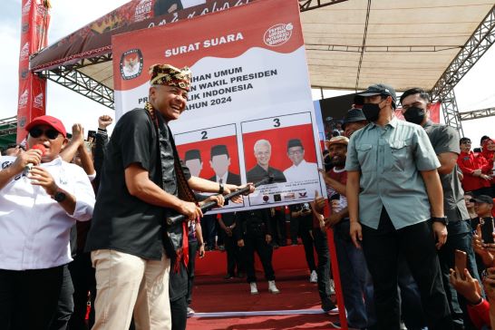 RIBUAN WARGA LAMPUNG RELA BERPANAS - PANASAN SAMBUT GANJAR DI HAJATAN RAKYAT