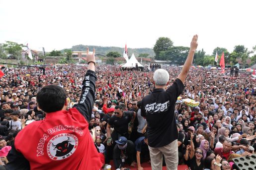 PULUHAN RIBU WARGA DI KENDAL SERUKAN GANJAR PRESIDEN DI HAJATAN RAKYAT 