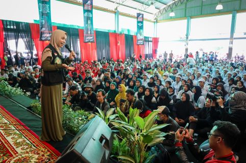 ATIKOH KUNJUNGI PABRIK PENGALENGAN IKAN DI MUNCAR, I LOVE YOU FULL BANYUWANGI