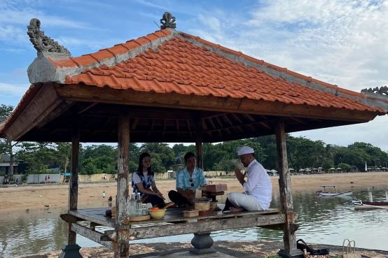 GIBRAN NIKMATI WISATA KEBUGARAN SAMBIL MINUM JAMU DI BALI