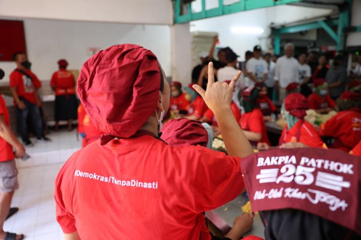 MERAKYAT, GANJAR MAKAN LESEHAN BARENG WARGA YOGYA USAI KUNJUNGI PABRIK BAKPIA