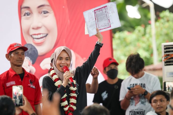AKRONIM GANJAR PRANOWO BUAT ATIKOH DARI RELAWAN DI PROBOLINGGO