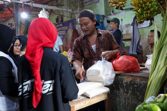 KETEMU ATIKOH GANJAR, PEDAGANG TEMPE PROBOLINGGO INI LANGSUNG CURHAT
