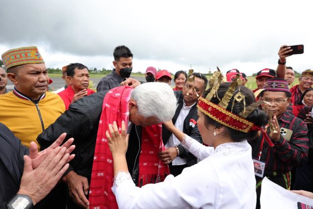 SELENDANG DAN PECI TENUN MANGGARAI DARI WARGA DAN TOKOH ADAT UNTUK GANJAR