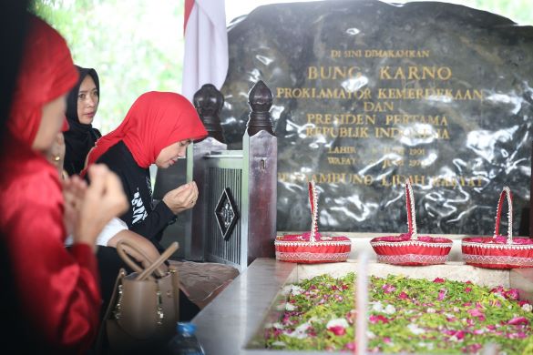 DI BAWAH GUYURAN HUJAN, ATIKOH ZIARAH KE MAKAM BUNG KARNO