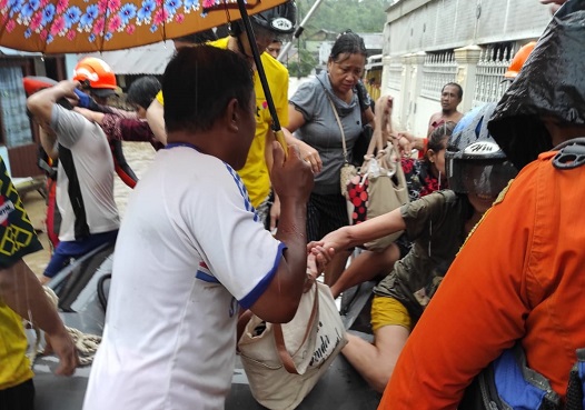 BNPB PASTIKAN KORBAN BANJIR MANADO TERTANGANI