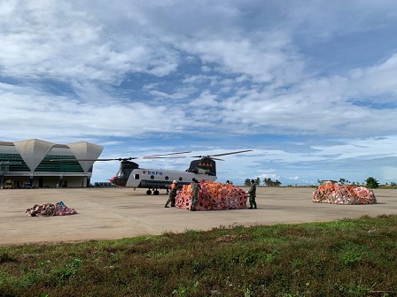 HELIKOPTER DARATKAN 8 TON BANTUAN DI DUA DESA KORBAN GEMPA SULBAR