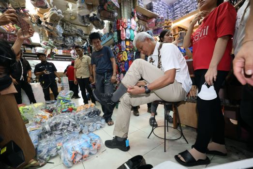 GANJAR KE PASAR KAPUAS INDAH PONTIANAK, BELI SEPATU SEHARGA RP 65 RIBU