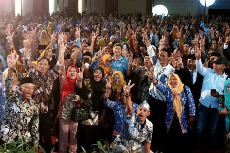 HASYIM NYATAKAN PRABOWO TIDAK PERLU MUNDUR DARI JABATANNYA
