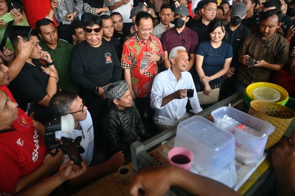 KUNJUNGI PASAR TOMOHON, GANJAR INGIN WUJUDKAN HARGA BAHAN PANGAN MURAH
