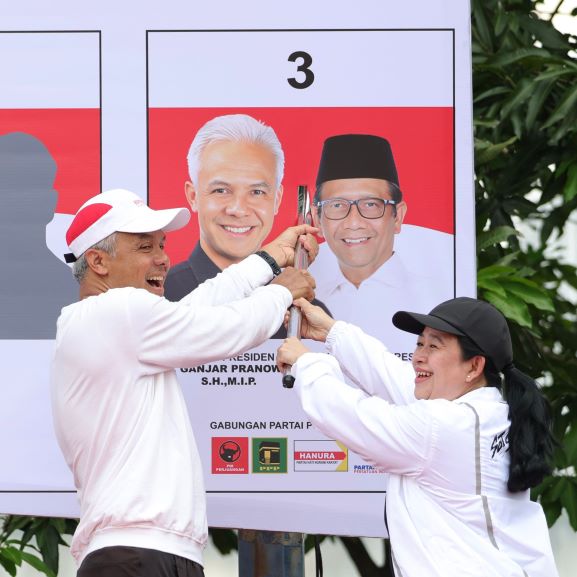 JALAN SEHAT BARENG RIBUAN MASSA DI PLUIT JAKARTA, GANJAR MINTA WARGA TAK GOLPUT