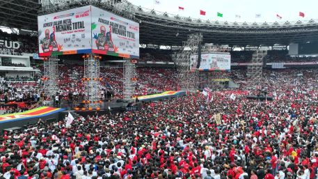 RATUSAN RIBU RAKYAT PADATI KAMPANYE AKBAR GANJAR - MAHFUD DI GBK