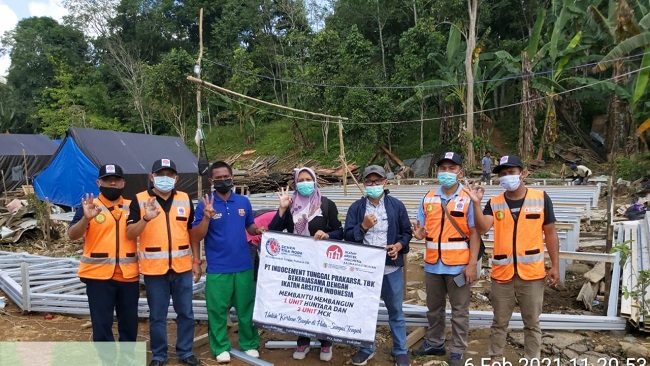PEDULI BANJIR, INDOCEMENT BANTU HUNTARA & MCK TIGA KABUPATEN DI KALSEL