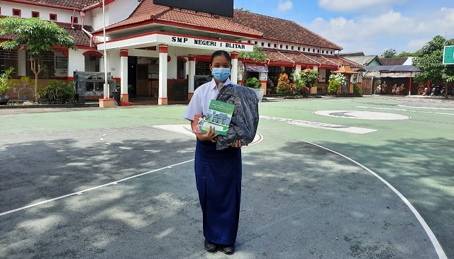 PEMKOT BLITAR MULAI DISTRIBUSI BANTUAN SEKOLAH