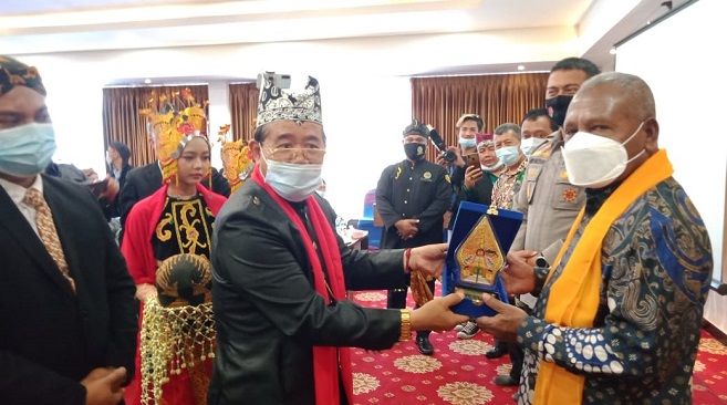 BUPATI JAYAPURA MINTA WARGA JAWA MADURA TERDEPAN BANGUN KEBERAGAMAN
