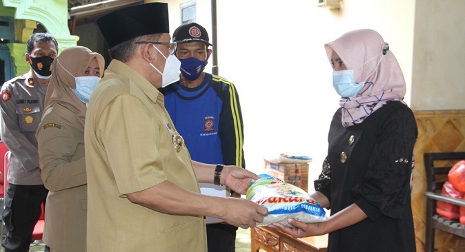19 KK KORBAN BANJIR DI KOTA BLITAR TERIMA BANTUAN SEMBAKO