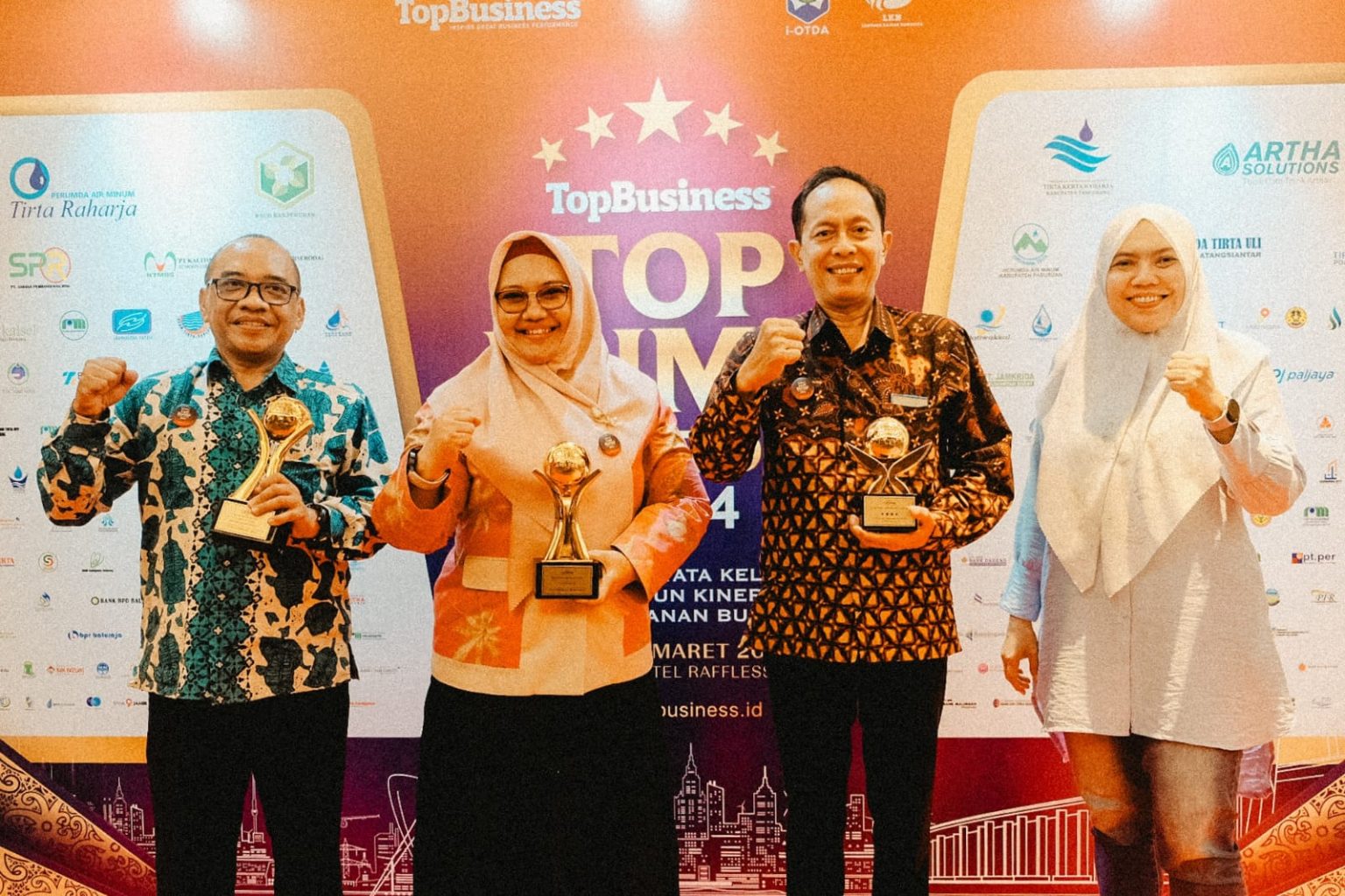 GRESIK RAIH TIGA PENGHARGAAN DALAM TOP BUMD AWARDS 2024