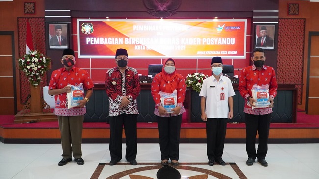 1.160 KADER POSYANDU SOSIALISASI PHBS, WALI KOTA BLITAR BERI BINGKISAN BERAS 