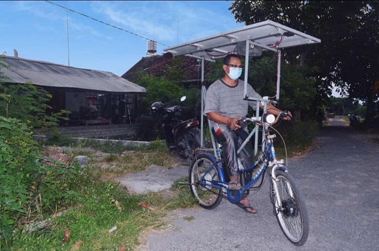 WARGA KOTA BLITAR MODIFIKASI SEPEDA LISTRIK TENAGA SURYA DARI SEPEDA RONGSOKAN