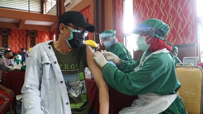 SWAB ACAK 100 ORANG DISELA 3000 VAKSINASI POLRES BLITAR KOTA, DUA ORANG REAKTIF