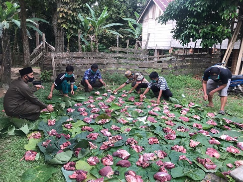 DI MUBA, DAGING QURBAN AKAN DIBAGI DOOR TO DOOR DIBUNGKUS DEDAUNAN