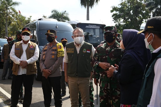 OPERASIONALISASI PUSAT ISOLASI TERPADU COVID-19 WISMA ATLET JARAK HARUPAT TUNGGU KESIAPAN SDM