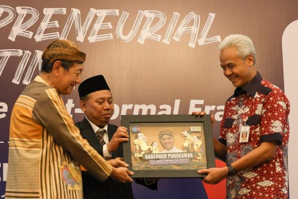 GANJAR DIGANJAR PENGHARGAAN GUBERNUR PUNOKAWAN