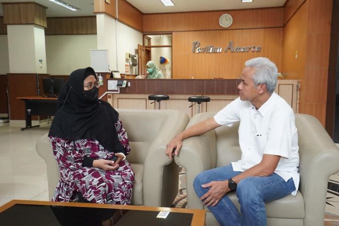 GANJAR JENGUK CAK NUN YANG ALAMI PENDARAHAN OTAK DI JOGJA