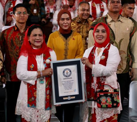 KALA PARA ISTRI MENTERI PECAHKAN REKOR DUNIA MAIN ANGKLUNG
