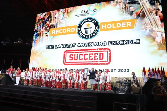 REKOR DUNIA ANGKLUNG BANGKITKAN SENI BUDAYA INDONESIA
