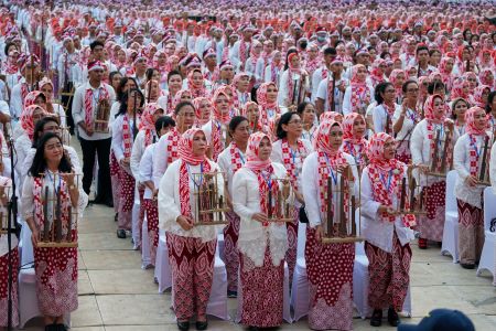 KOLABORASI PECAHKAN REKOR DUNIA, KEMENDIKBUD RISTEK FASILITASI 20.000 ANGKLUNG