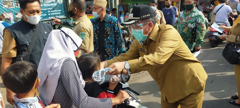 DI PASAR TREWUNG PASURUAN, RIBUAN MASKER DAN FACE SHIELD DIBAGI GRATIS 