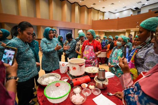 ATASI STUNTING, ISTRI MENDAGRI LATIH PELAKU UMKM MERAUKE PRODUKSI BAKSO IKAN