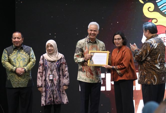 GANJAR TERIMA KUR AWARD, JATENG TERBAIK PENYALUR KUR NASIONAL