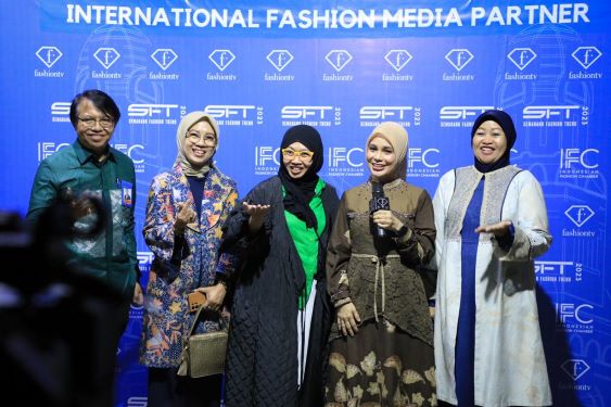 ATIKOH GANJAR DUKUNG SANTRI DESAIN FESYEN MUSLIM