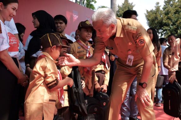 GANJAR, INFLUENCER, RIBUAN ALAT TULIS, DAN ANAK - ANAK