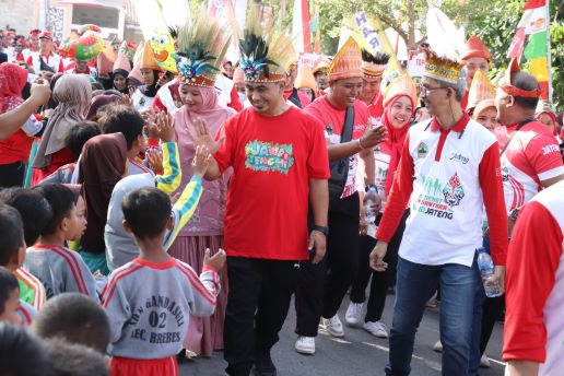 JALAN SEHAT PAKAI PENUTUP KEPALA KHAS DAERAH NUSANTARA HUT JATENG PECAHKAN REKOR MURI