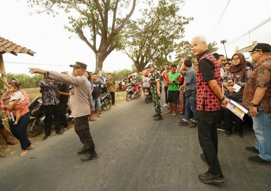 DI BREBES GANJAR PERBAIKI JALAN, TERIMA KASIH WARGA UCAPKAN