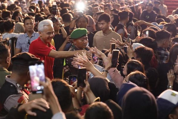 DI PESTA RAKYAT HUT JATENG, DRESSCODE AFTERSHINE GARIS HITAM PUTIH, NDX KAOS GANJAR