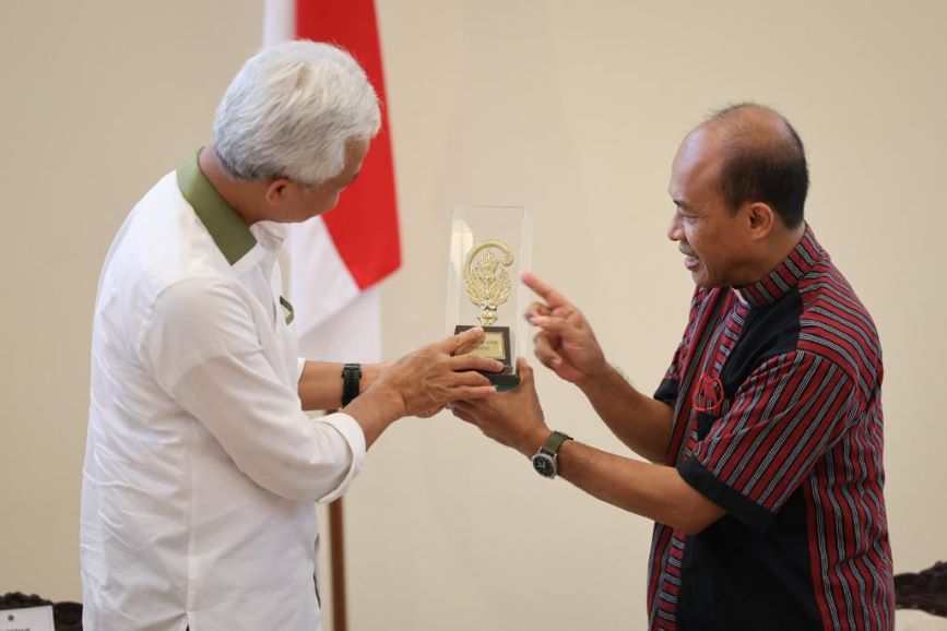 CINDERAMATA SIMBOL KEPEMIMPINAN DARI UMAT KATOLIK UNTUK GANJAR