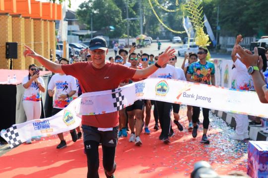 TIGA HARI LAGI PURNA, GANJAR DAN ISTRI LARI BARENG KOMUNITAS RUNNER