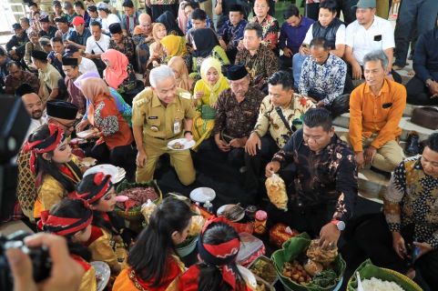 PETANI DAN SENIMAN INGIN MAKAN BARENG SEBELUM GANJAR PENSIUN