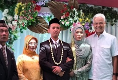 LEWAT JALAN ADA PERNIKAHAN, GANJAR SPONTAN TURUN SALAMI PENGANTIN